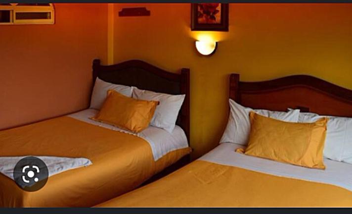 Отель Hostal Miguel Angel Кито Экстерьер фото